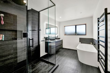 Photo of property in 8 Taylor Place, Merrilands, New Plymouth, 4312