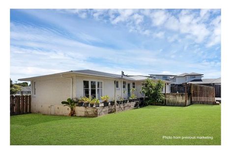 Photo of property in 6 Glenvil Lane, Te Atatu Peninsula, Auckland, 0610