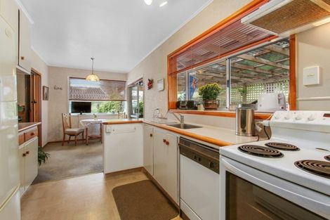 Photo of property in 8 Staincross Street, Green Bay, Auckland, 0604