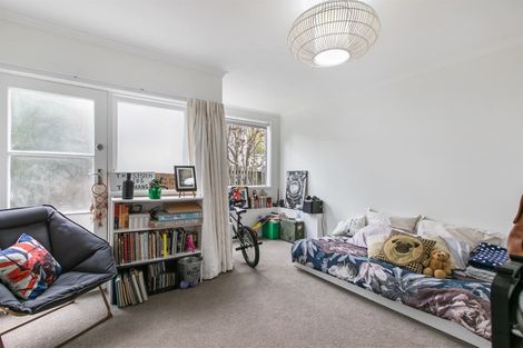 Photo of property in 24 Holdaway Avenue, Northcote, Auckland, 0627