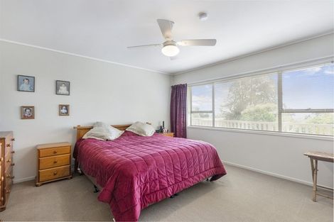 Photo of property in 18 Atarua Gardens, Waiatarua, Auckland, 0604