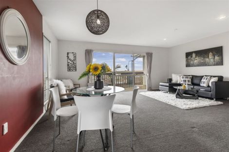 Photo of property in 2/55 Sungrove Rise, Sunnyvale, Auckland, 0612