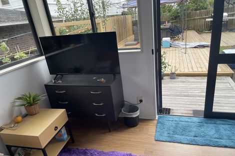 Photo of property in 58 Gladstone Road, Northcote, Auckland, 0627