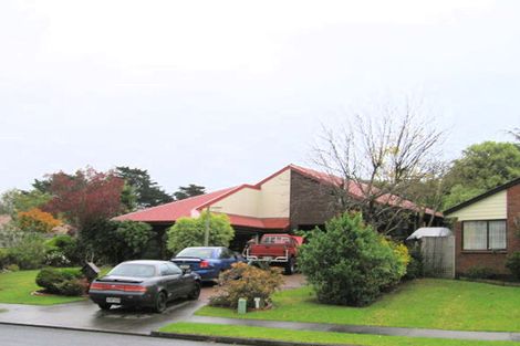 Photo of property in 9 Pinewood Grove, Botany Downs, Auckland, 2010