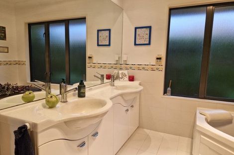 Photo of property in 11 Royal Heights, Glen Avon, New Plymouth, 4312