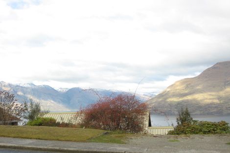 Photo of property in 71 Wynyard Crescent, Fernhill, Queenstown, 9300