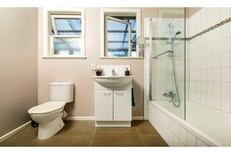 Photo of property in 100 Lincoln Park Avenue, Massey, Auckland, 0614