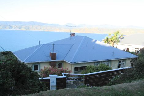 Photo of property in 4 Napier Street, Karaka Bays, Wellington, 6022