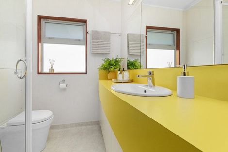 Photo of property in 5 Mataroa Avenue, Northland, Wellington, 6012
