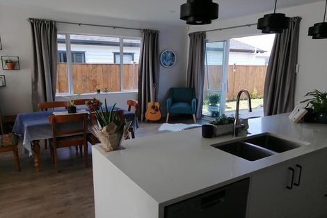 Photo of property in 16 Ropere Street, Kumeu, 0810