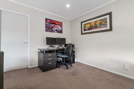 Photo of property in 8 Kuripaka Crescent, The Gardens, Auckland, 2105