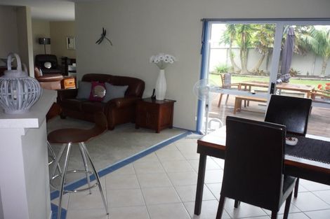 Photo of property in 114 Mirrabooka Avenue, Botany Downs, Auckland, 2010
