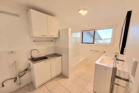 Photo of property in 3a Leiden Place, Totara Vale, Auckland, 0629