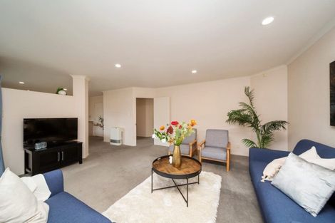 Photo of property in 2 Taylor Place, Merrilands, New Plymouth, 4312