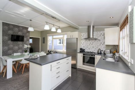 Photo of property in 11 Bulteel Street, New Plymouth, 4310