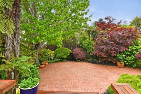 Photo of property in 18 Dowling Grove, Silverstream, Upper Hutt, 5019