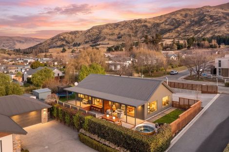 Photo of property in 2 Percy Lane, Wanaka, 9305