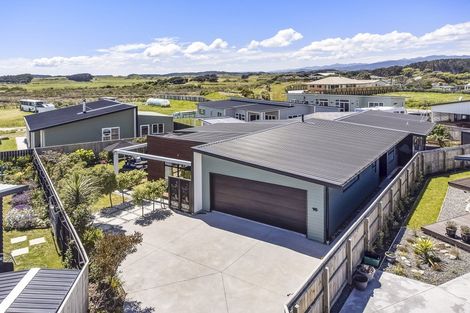 Photo of property in 16 Seagrass Place, Otaki Beach, Otaki, 5512