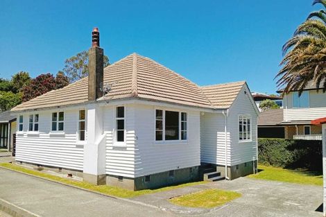 Photo of property in 12 Bracken Road, Newlands, Wellington, 6037