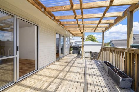 Photo of property in 15 Cliff View Drive, Green Bay, Auckland, 0604