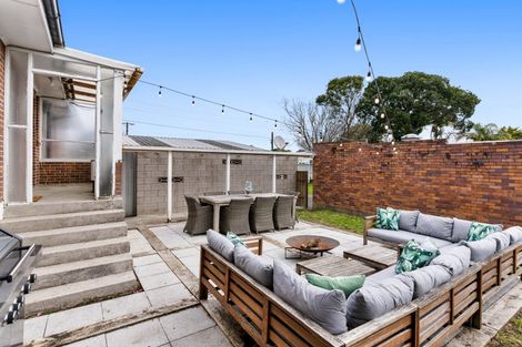 Photo of property in 58 Yeovil Road, Te Atatu Peninsula, Auckland, 0610