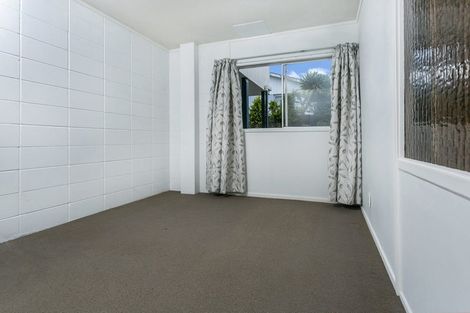 Photo of property in 2/4 Coronation Road, Glenfield, Auckland, 0627