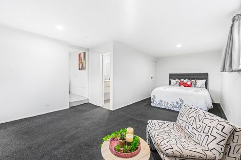 Photo of property in 2 Lowtherhurst Road, Massey, Auckland, 0614