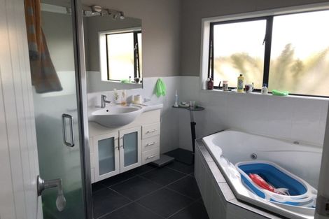 Photo of property in 70 Farringdon Avenue, Rototuna North, Hamilton, 3210