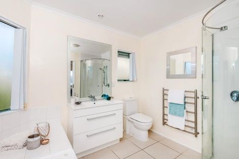 Photo of property in 22 Bennett Grove, Newlands, Wellington, 6037