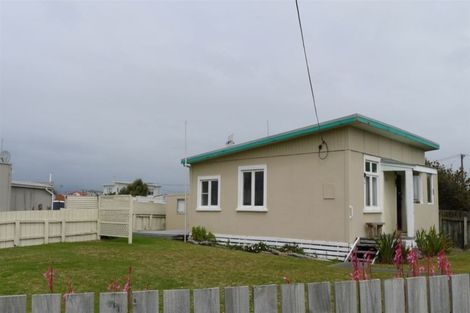 Photo of property in 2 Dawick Street, Foxton Beach, Foxton, 4815
