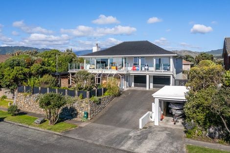 Photo of property in 8 Ara Kuaka, Waikanae Beach, Waikanae, 5036