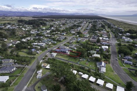 Photo of property in 129 Park Avenue, Waitarere Beach, Levin, 5510