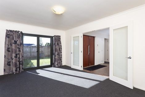 Photo of property in 4 Cliff View Drive, Green Bay, Auckland, 0604