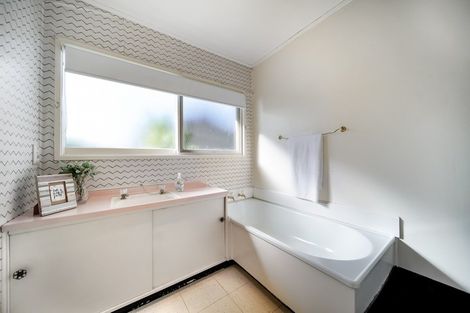 Photo of property in 25 Tupaki Place, Pakuranga Heights, Auckland, 2010