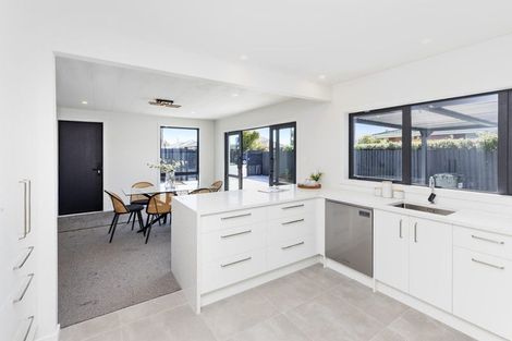 Photo of property in 2 Cutts Road, Russley, Christchurch, 8042