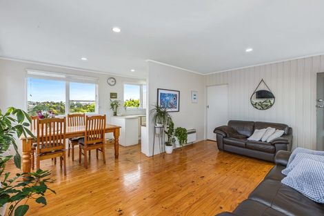 Photo of property in 11 Barker Rise, Northcross, Auckland, 0632