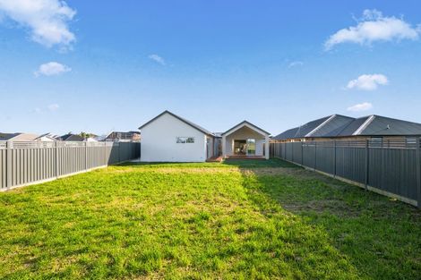 Photo of property in 37 Tabraham Crescent, Pyes Pa, 3112