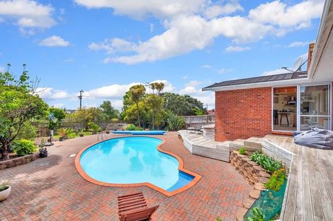 Photo of property in 23 Knights Road, Rothesay Bay, Auckland, 0630