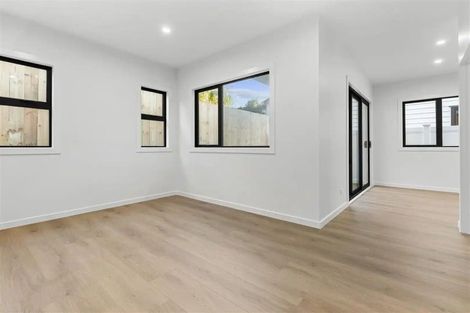 Photo of property in 8/25 Swanson Road, Henderson, Auckland, 0610