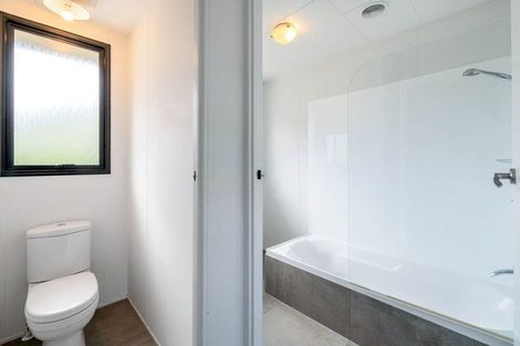 Photo of property in 28 Devonshire Road, Unsworth Heights, Auckland, 0632