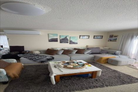 Photo of property in 1/309 Wairau Road, Totara Vale, Auckland, 0627