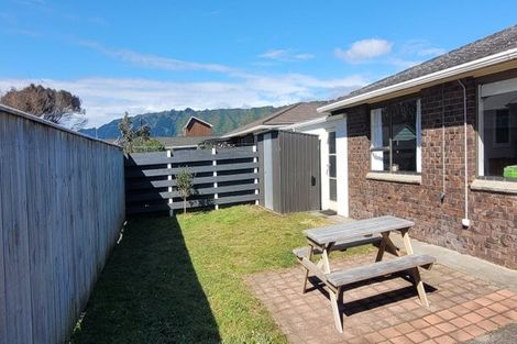 Photo of property in 2 Goldie Place, Waikanae Beach, Waikanae, 5036