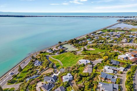 Photo of property in 2/4 The Brae, Mount Pleasant, Christchurch, 8081