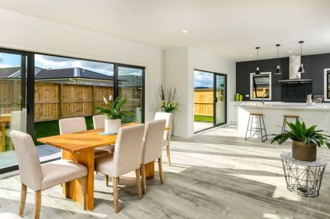 Photo of property in 17 Papa Orchard Drive, Kumeu, 0810