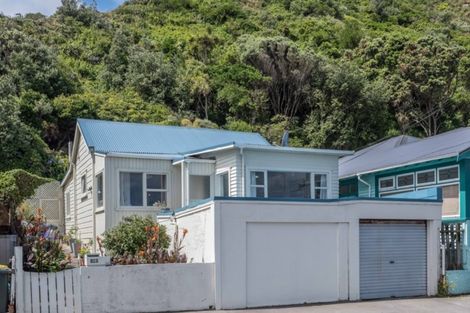 Photo of property in 190 The Esplanade, Island Bay, Wellington, 6023