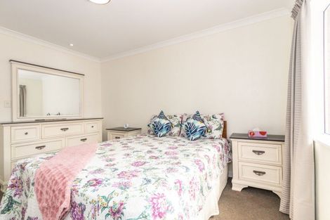 Photo of property in 6 Royal Oak Drive, Kelvin Grove, Palmerston North, 4414