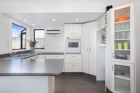 Photo of property in 10 Albatross Close, Whitby, Porirua, 5024