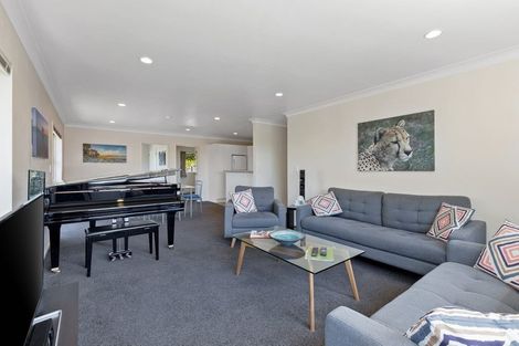 Photo of property in 2/8 Bronzewing Terrace, Unsworth Heights, Auckland, 0632