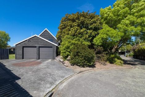 Photo of property in 11 Hillgrove Place, Fitzherbert, Palmerston North, 4410