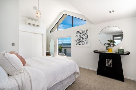 Photo of property in 8 Nevay Road, Karaka Bays, Wellington, 6022